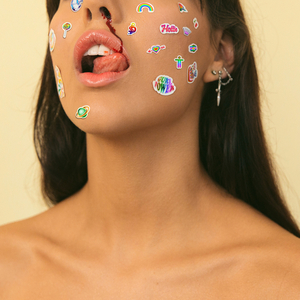 边挨炮边打电话给闺蜜
